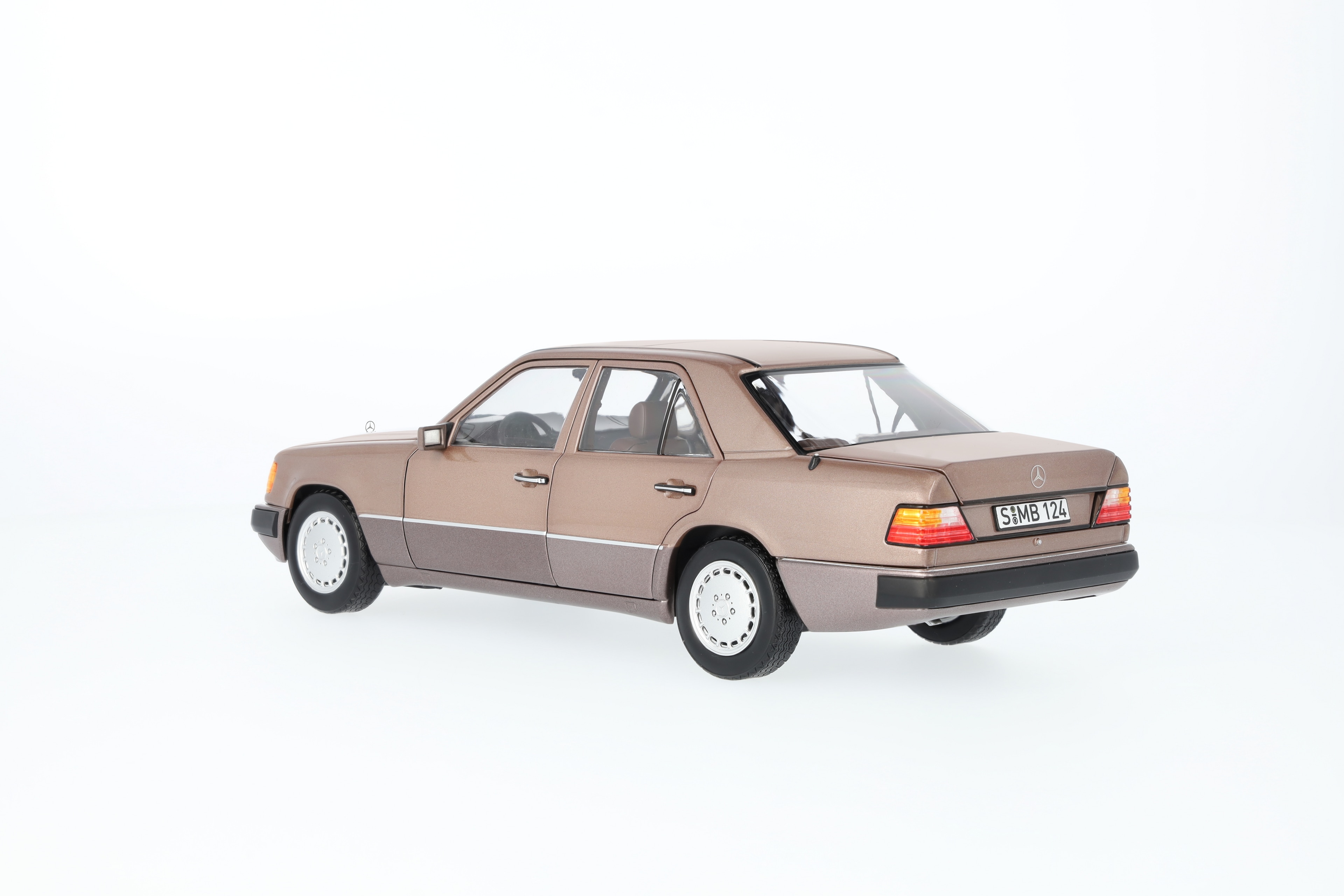 230 E W 124 (1989-1993), Berlina - Legno di rosa, Norev, 1:18