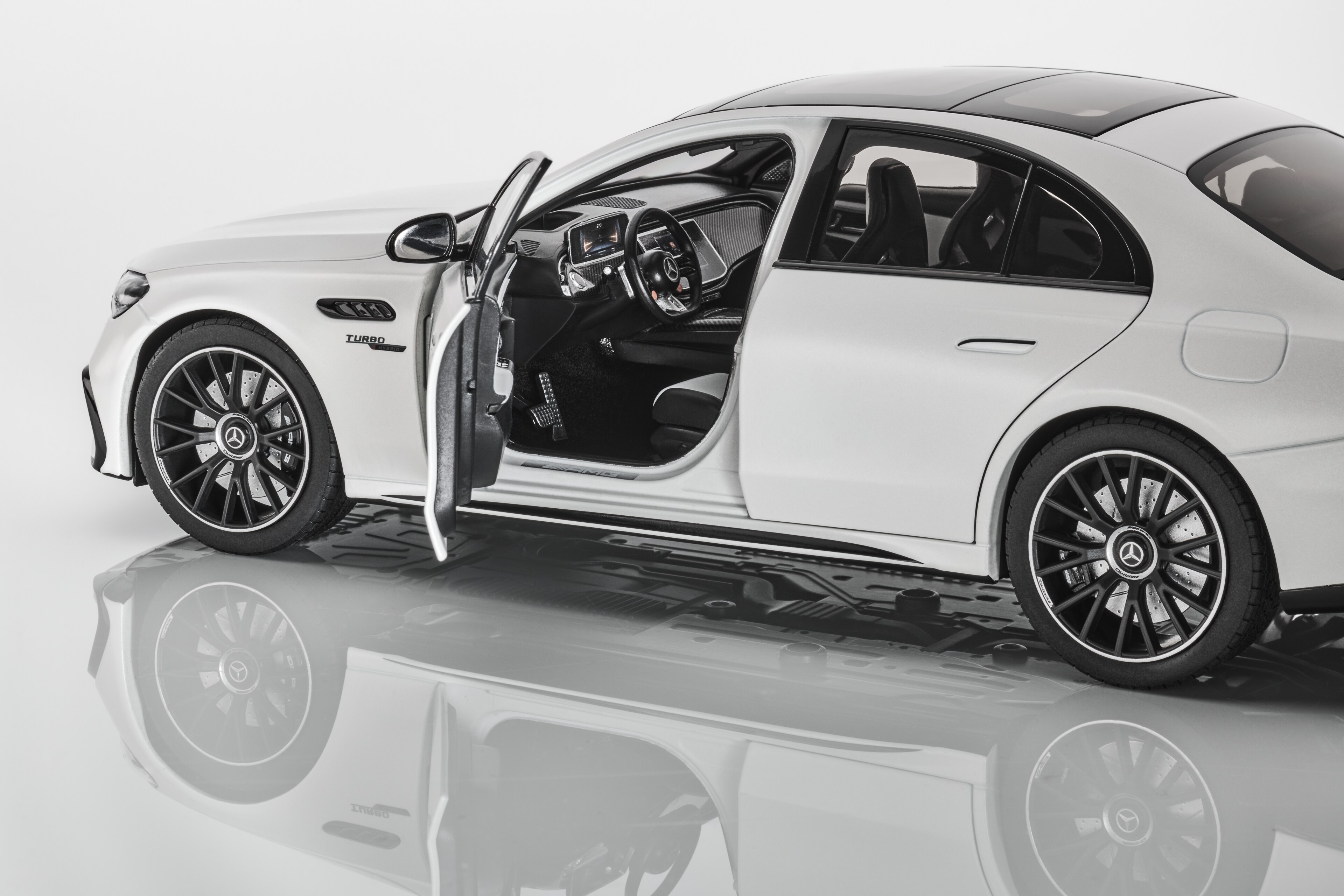 Mercedes-AMG E 53, Hybrid, 4MATIC+, W214 - G manufaktur bianco opalite magno, NZG, 1:18